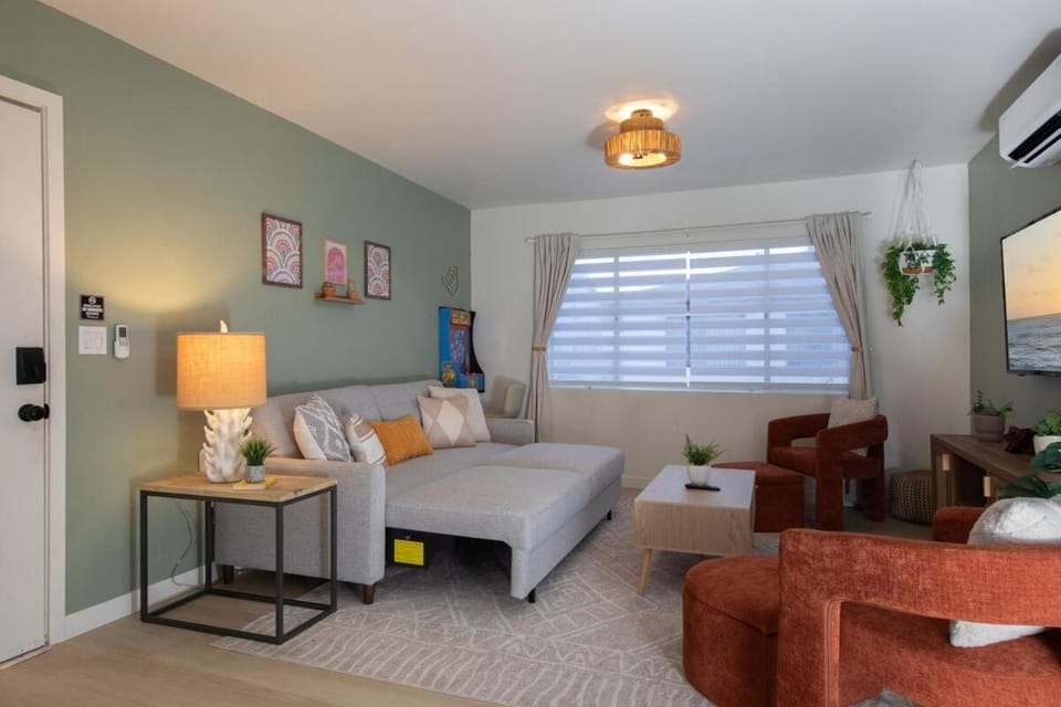 Sleeps 6 - Hot Tub - Fire Pit - LAX-SoFi-Beach Apartment in Hawthorne