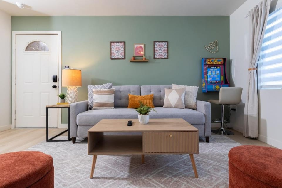 Sleeps 6 - Hot Tub - Fire Pit - LAX-SoFi-Beach Apartment in Hawthorne