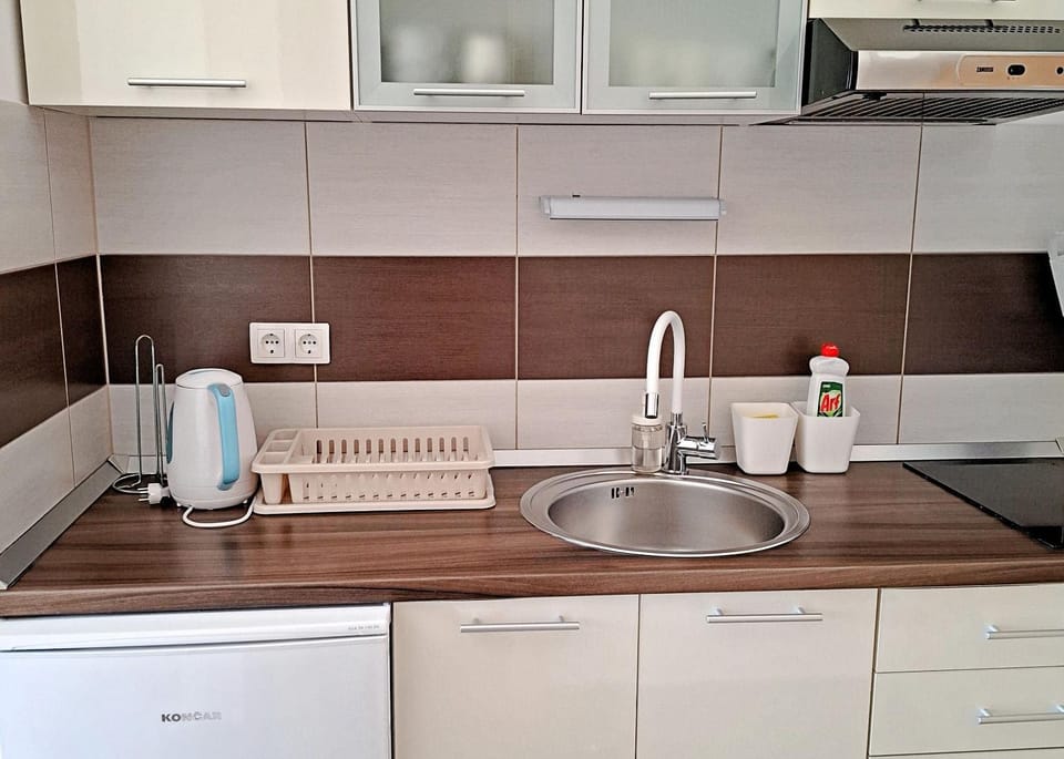 Coffee/tea facilities, Kitchen or kitchenette, stove