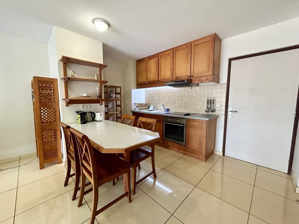 Kitchen or kitchenette, Dining area, oven, stove