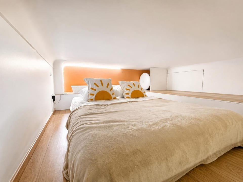 Photo of the whole room, Bedroom
