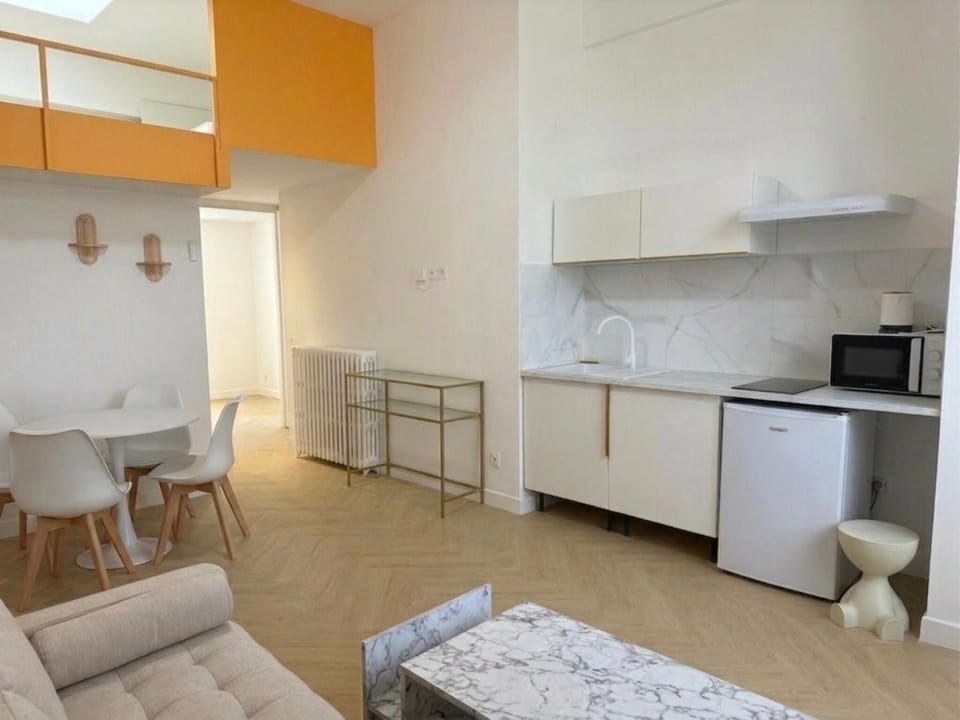 Kitchen or kitchenette, Living room, Seating area, stove