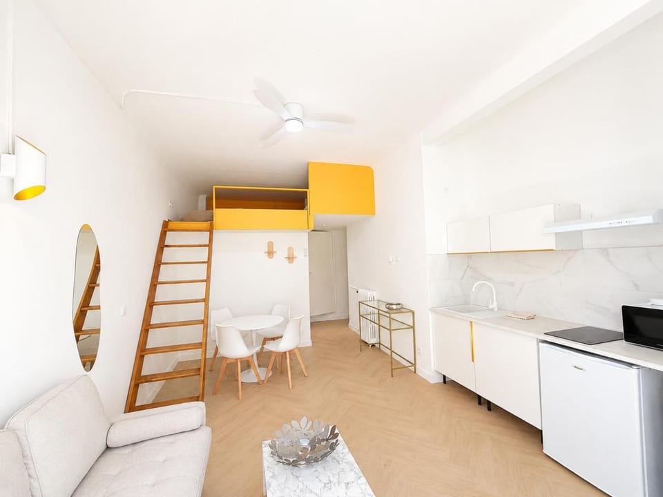 Kitchen or kitchenette, Dining area, stove