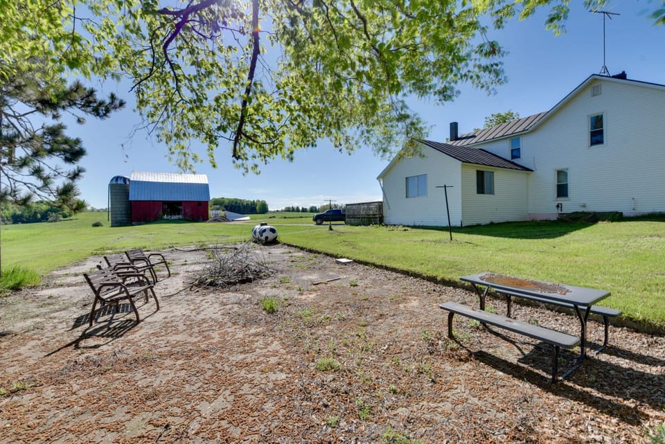 3 Miles to Torch Lake! Farmhouse w/ Vineyard View House in Torch Lake
