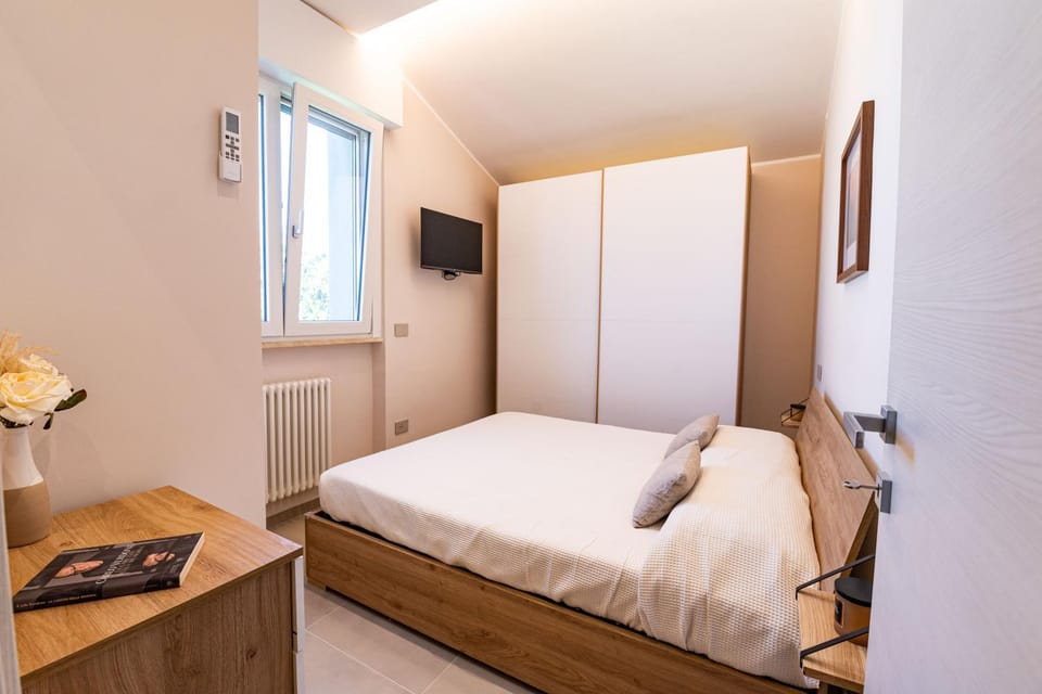 Bed, TV and multimedia, Photo of the whole room, Bedroom, wardrobe