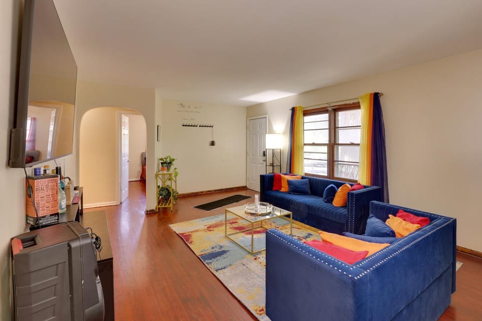 13 Miles to Arrowhead Stadium! BBQ-Ready Home Base House in Kansas City