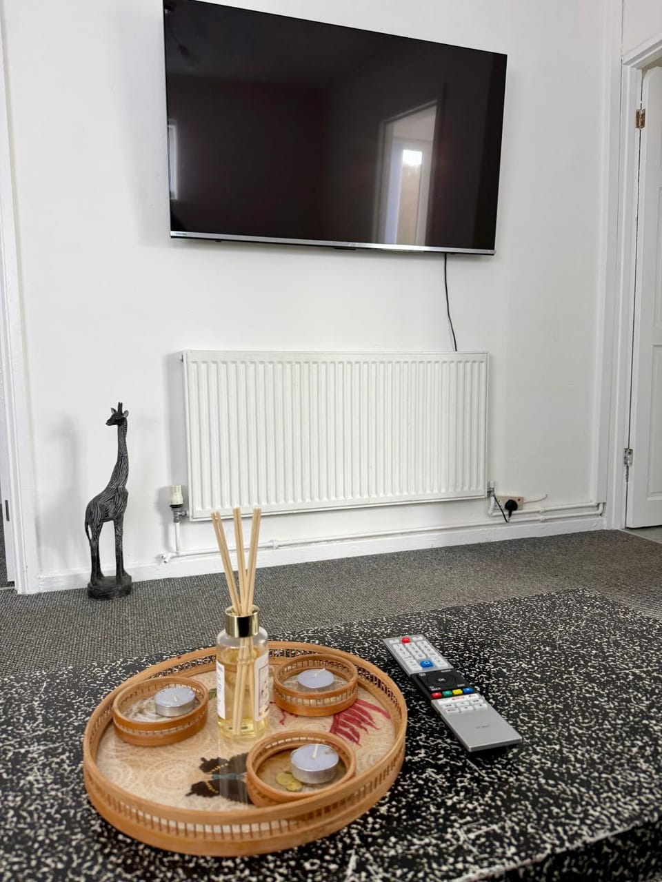 Spacious 3-Bed Home, Sleeps 6, Free Parking Wi-Fi Apartment in Corby