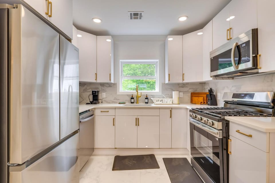 One-Seat Ride to Manhattan! Modern Townhome House in Secaucus