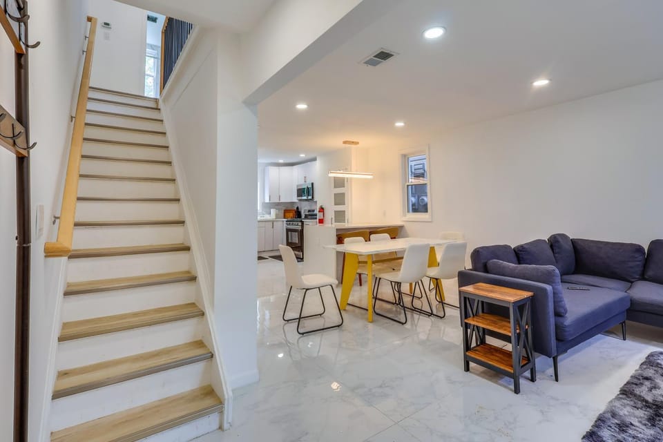 One-Seat Ride to Manhattan! Modern Townhome House in Secaucus