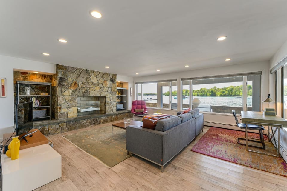 Hull Bay Waterfront Home: Private Dock & Apartment House in Hull