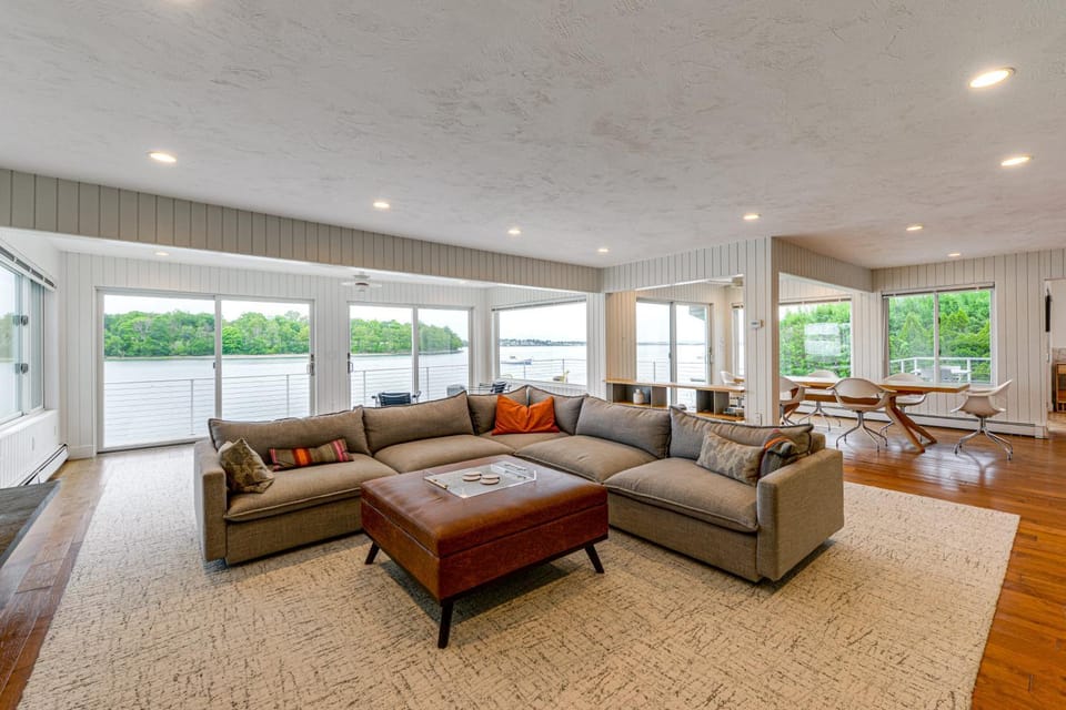 Hull Bay Waterfront Home: Private Dock & Apartment House in Hull