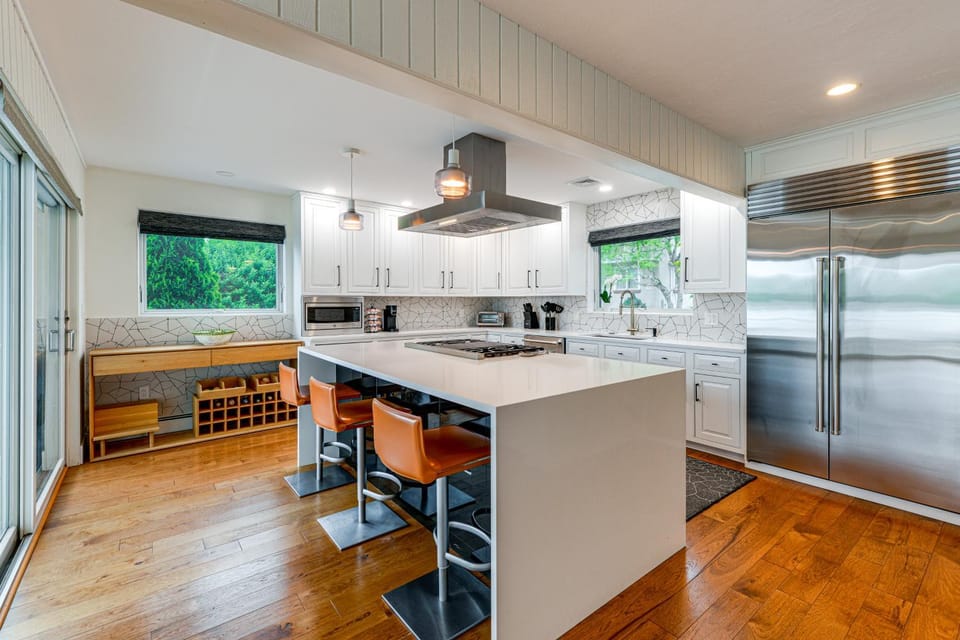 Hull Bay Waterfront Home: Private Dock & Apartment House in Hull