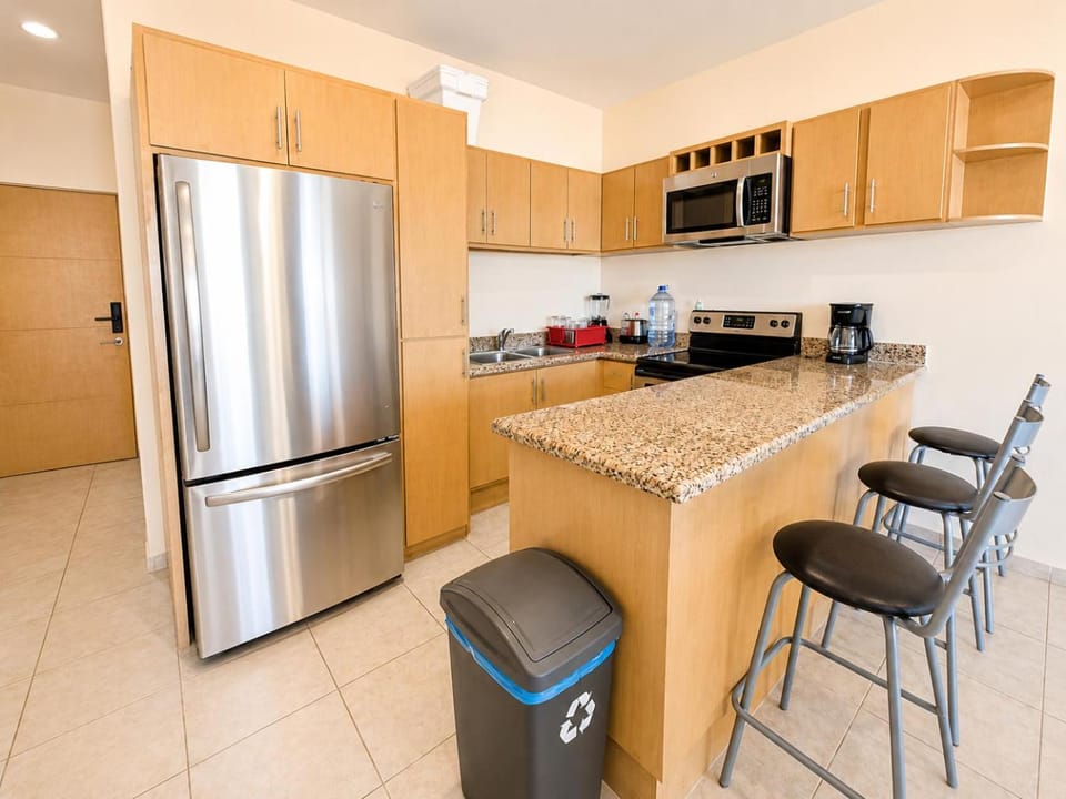 Coffee/tea facilities, microwave, oven, stove, kitchen