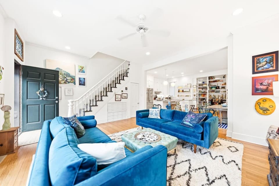 Charming 4BR Retreat w Outdoor Living Style House in Westside North