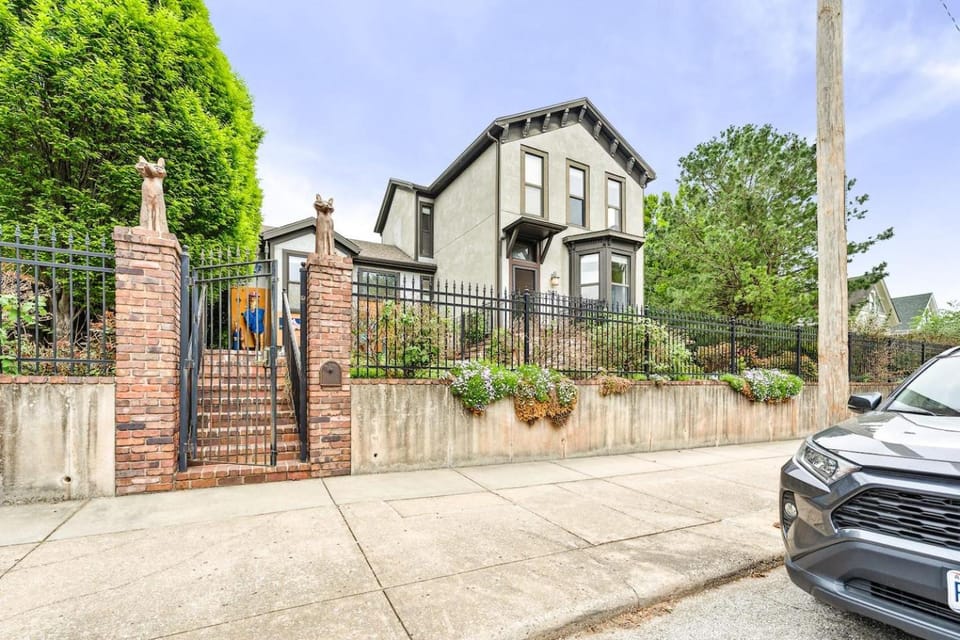 Charming 4BR Retreat w Outdoor Living Style House in Westside North