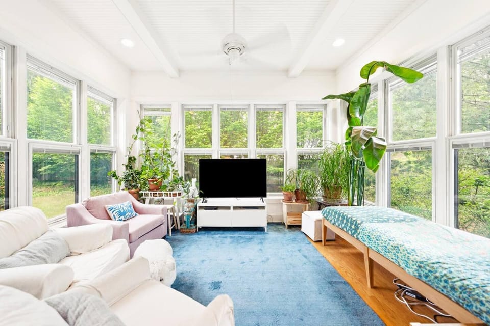 Charming 4BR Retreat w Outdoor Living Style House in Westside North