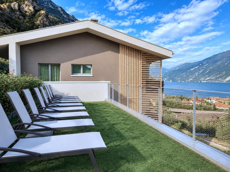 View (from property/room), Balcony/Terrace, Seating area, Lake view, sunbed