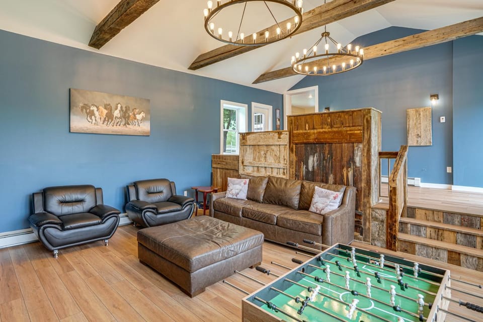 Horse Racing & Skiing in Greenwich: Dogs Welcome House in Capital District, NY, USA