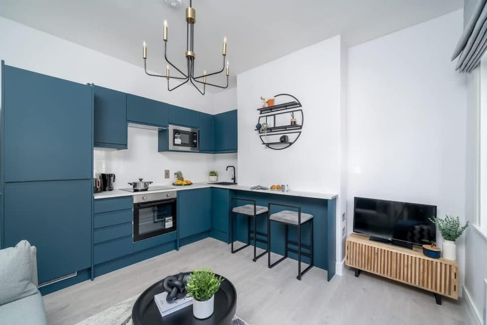 TV and multimedia, Kitchen or kitchenette, Dining area, oven, stove, toaster
