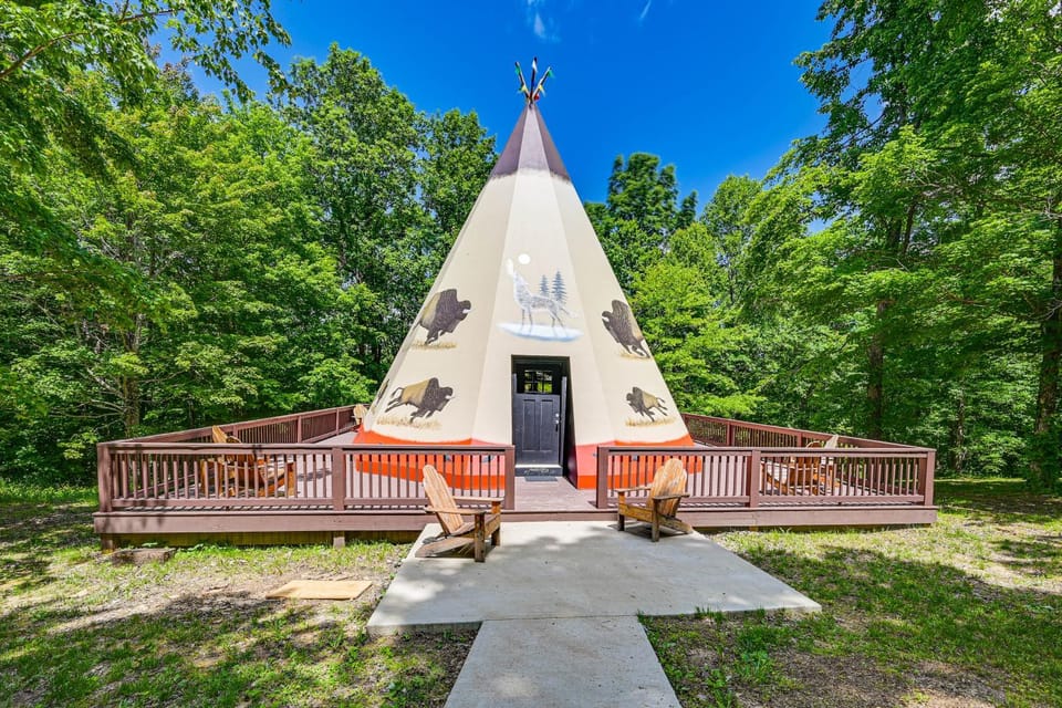 Unique Mammoth Cave Cabin w/ Teepee & Hot Tub! Cabin in Nolin Lake