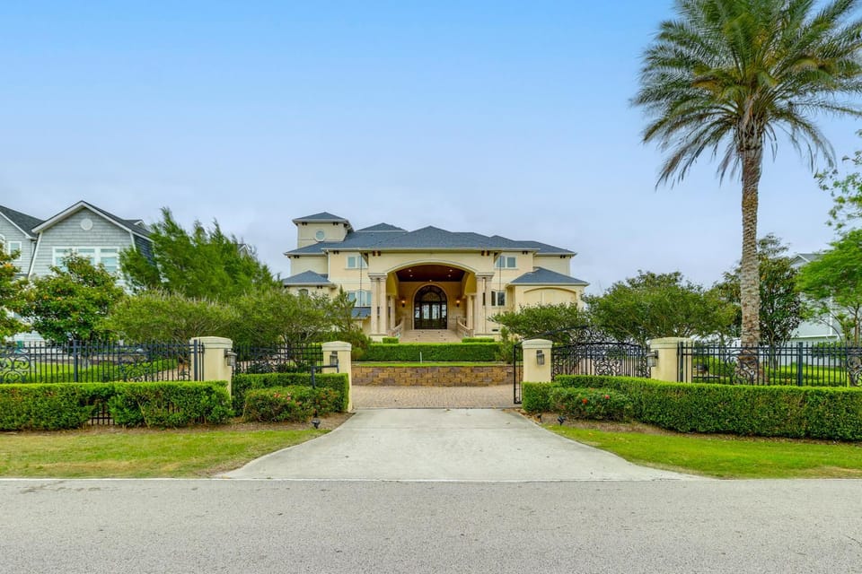 Bayfront Villa w/ Million-Dollar Views in Seabrook Villa in Seabrook