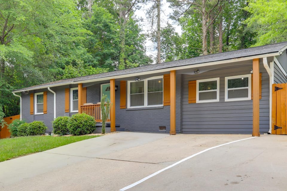 7 Mi to Atlanta Stadium! Spacious Group Retreat House in Atlanta