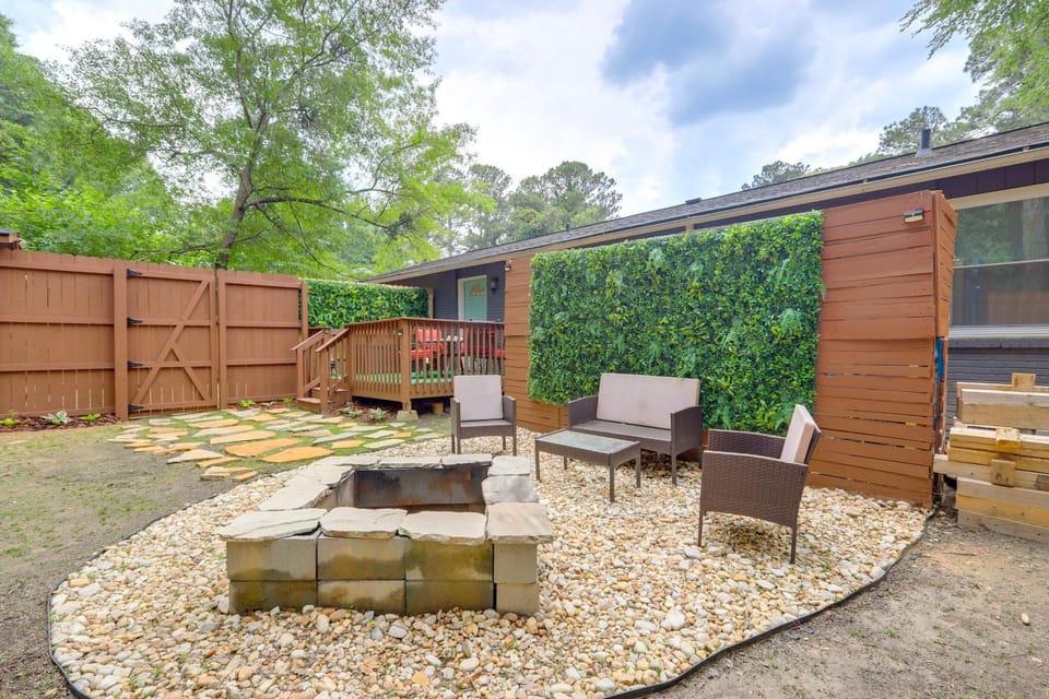 7 Mi to Atlanta Stadium! Spacious Group Retreat House in Atlanta