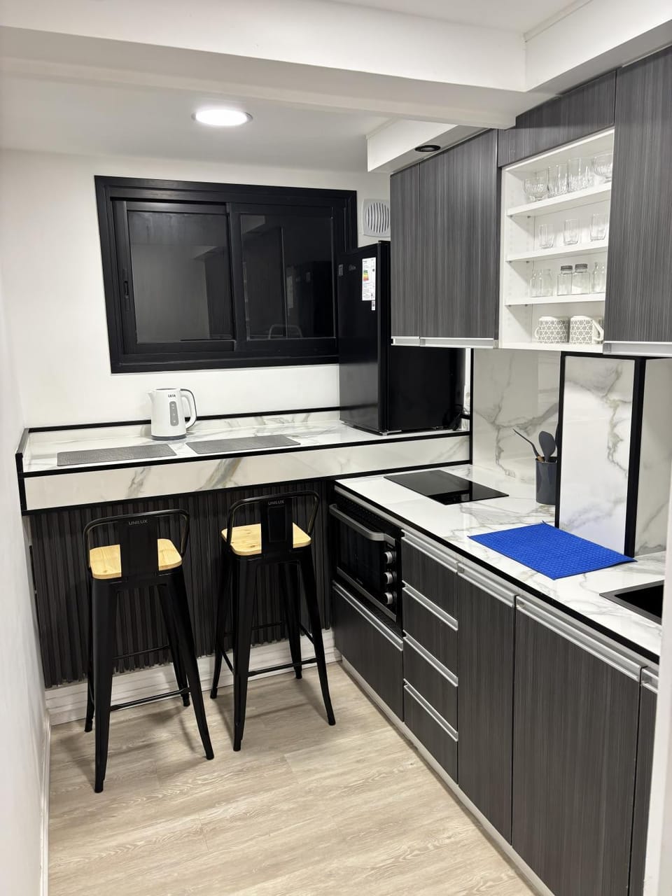 Kitchen or kitchenette, Dining area, oven, stove