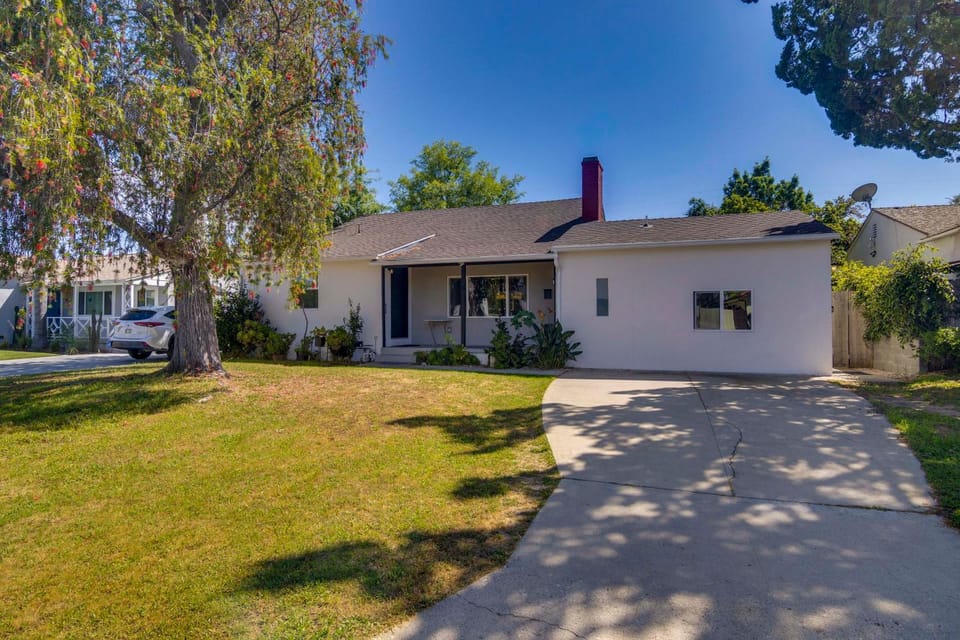 Great for Work! Chic & Cozy Los Angeles Unit Apartment in North Hollywood