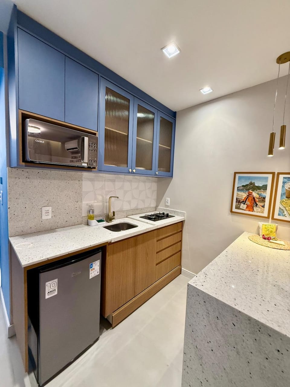 Kitchen or kitchenette, minibar