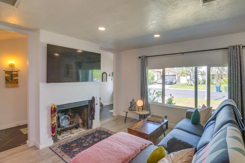 Modern LA Home w/ Garden - Work & Explore! House in North Hollywood