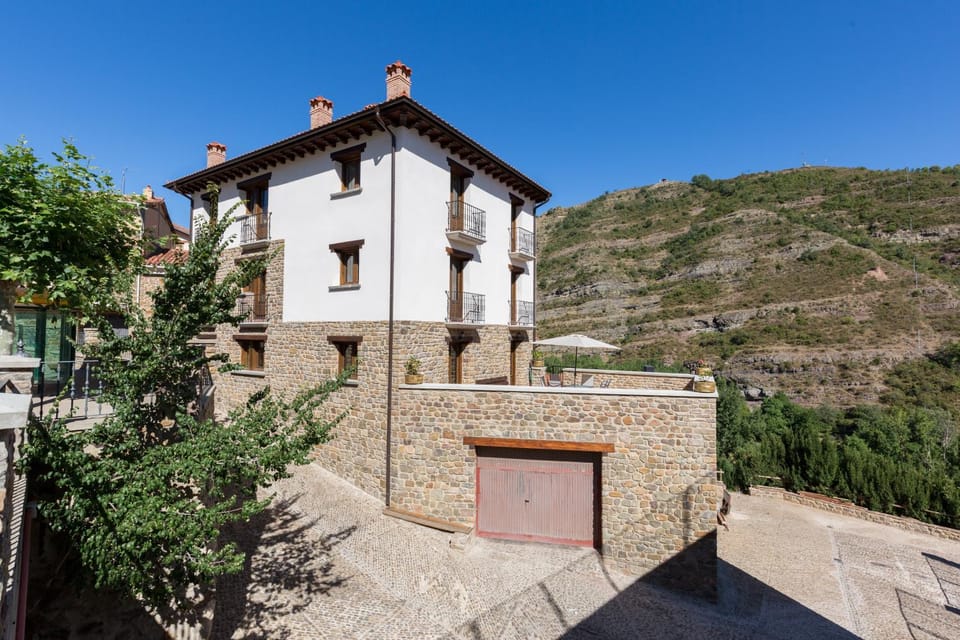 Property building, Facade/entrance, Balcony/Terrace, Balcony/Terrace, Mountain view, Parking