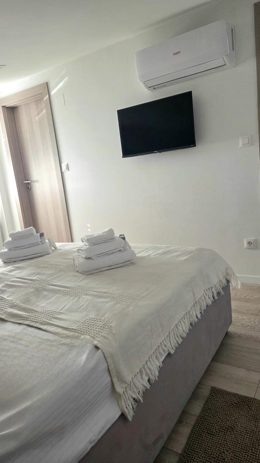 Bed, TV and multimedia, Bedroom, towels, air conditioner