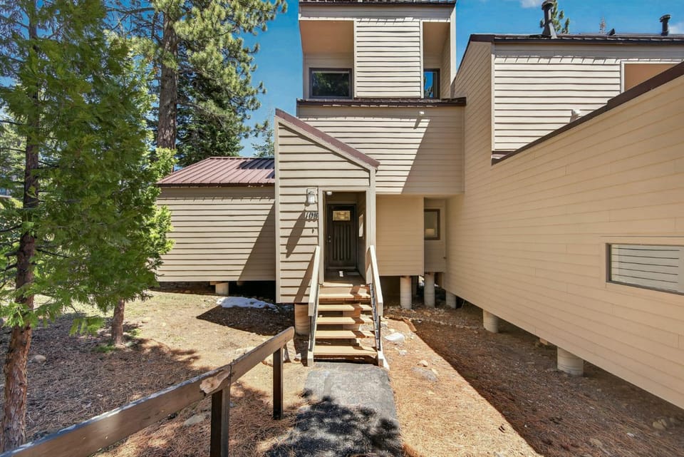 Carnelian Woods # 108 by Tahoe Getaways - Pet-Friendly 3BR with HOA Pool & Lake Access House in Lake Tahoe