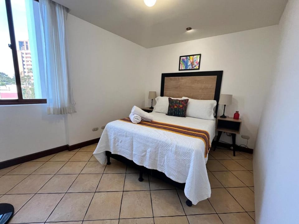 Dp3 Spacious, beautiful views, hot tub & rooftop Apartment in Guatemala City