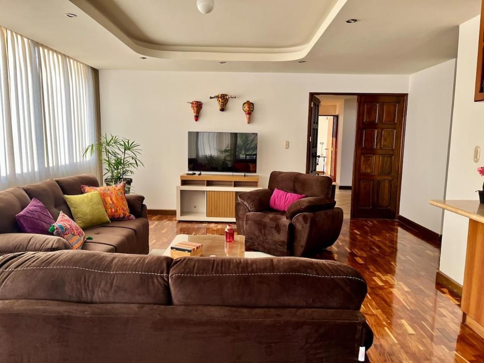Dp3 Spacious, beautiful views, hot tub & rooftop Apartment in Guatemala City