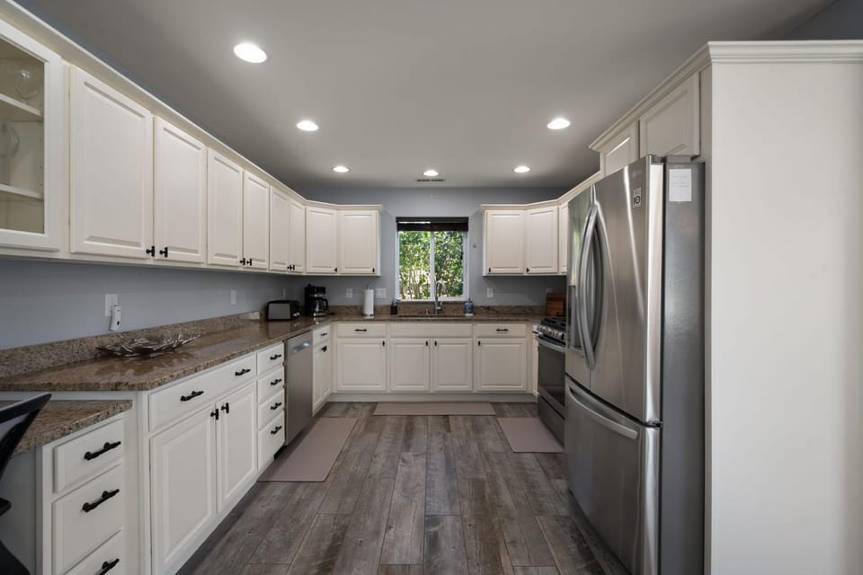 Kitchen or kitchenette, kitchen