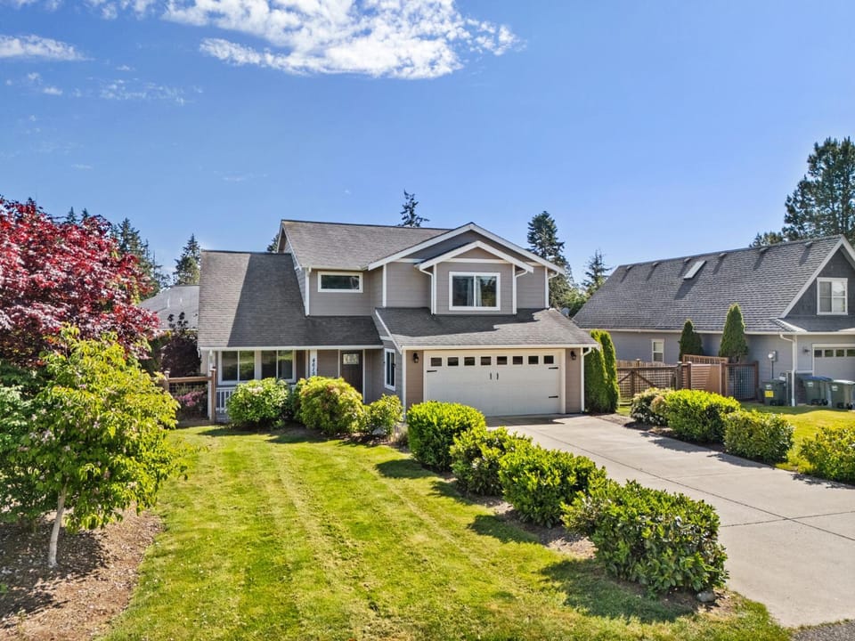 Property building, Facade/entrance, Day, Neighbourhood, Natural landscape, Summer, Garden, Parking