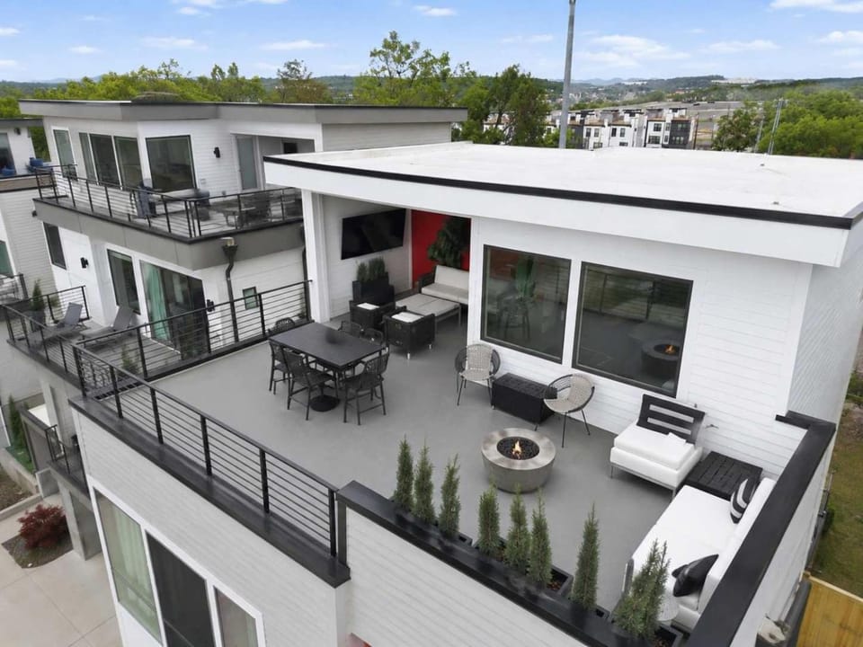 Elevated Luxury Skyline Views Near Broadway House in East Nashville