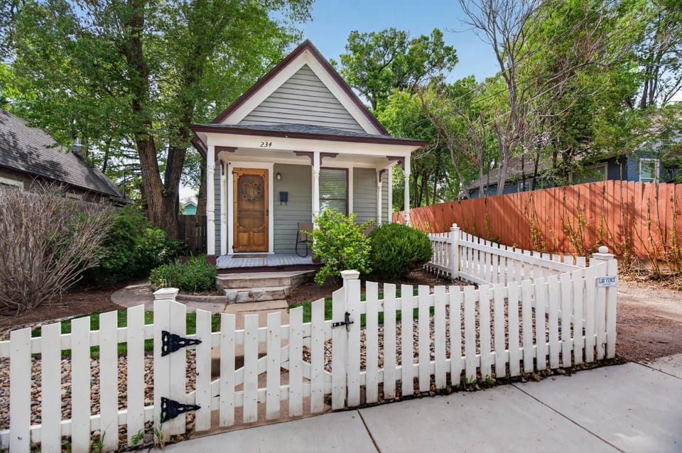Charming Downtown Cottage Patio & Cozy Stay House in Colorado Springs