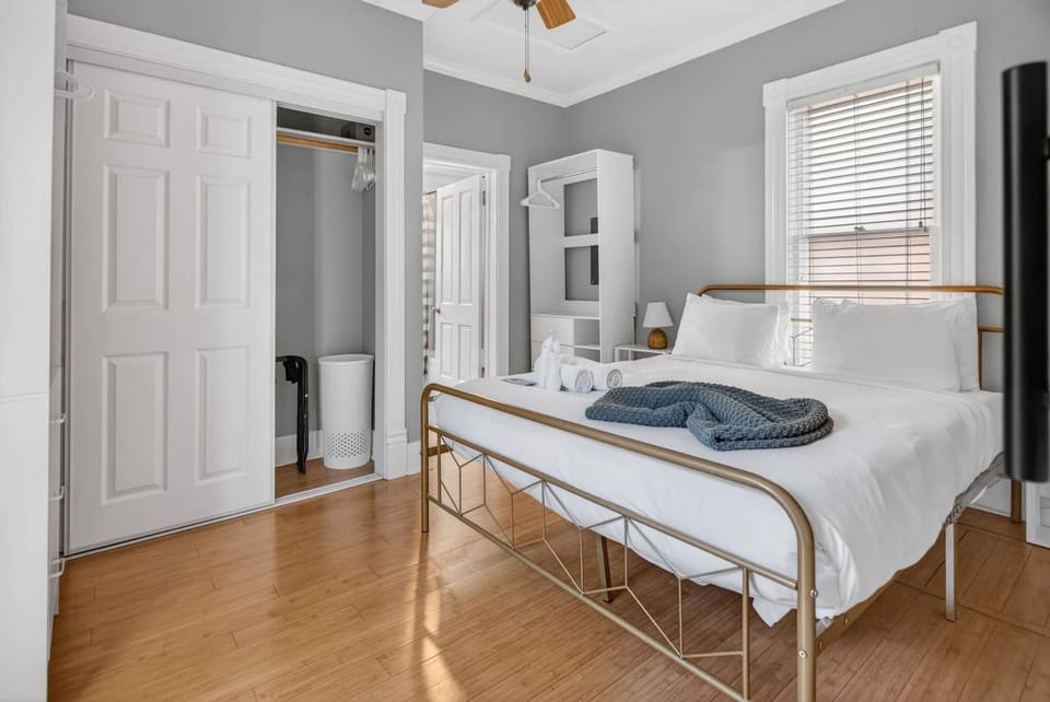 Charming Downtown Cottage Patio & Cozy Stay House in Colorado Springs