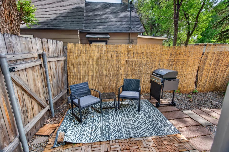 Charming Downtown Cottage Patio & Cozy Stay House in Colorado Springs