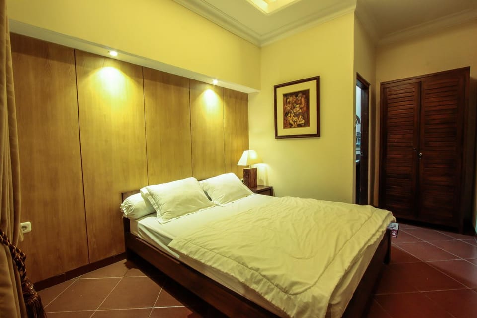 Night, Photo of the whole room, Decorative detail, Bedroom, On site