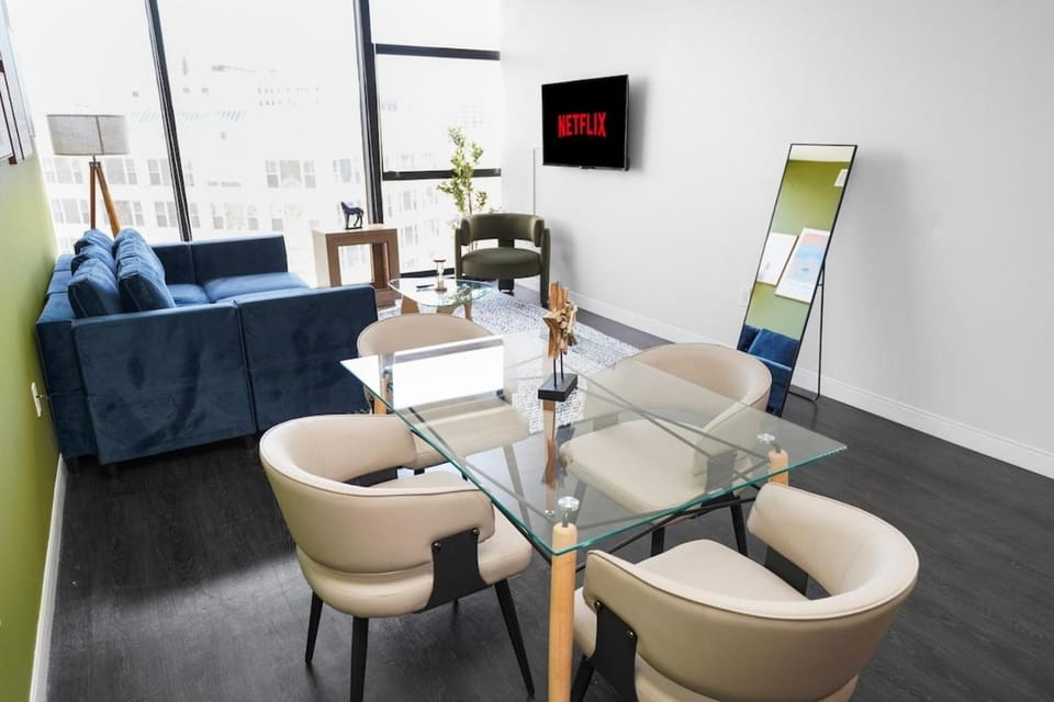 Stylish Westown 2BR Retreat 10 min to Fiserv Forum Apartment in Milwaukee