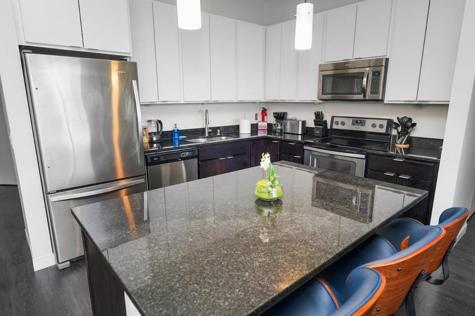 Stylish Westown 2BR Retreat 10 min to Fiserv Forum Apartment in Milwaukee