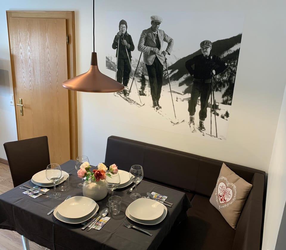 Seating area, Dining area, Food, Lunch, Lunch, Dinner, Dinner