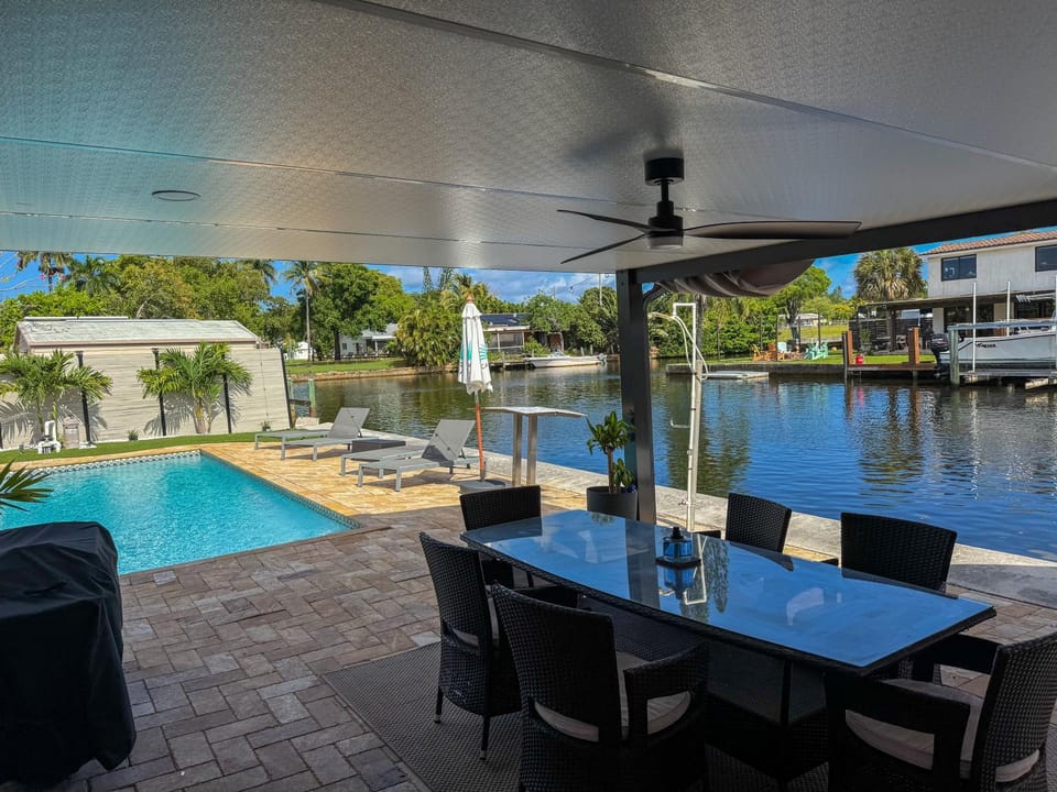 Waterfront Oasis with a Pool and Close to the Beach Villa in Hollywood