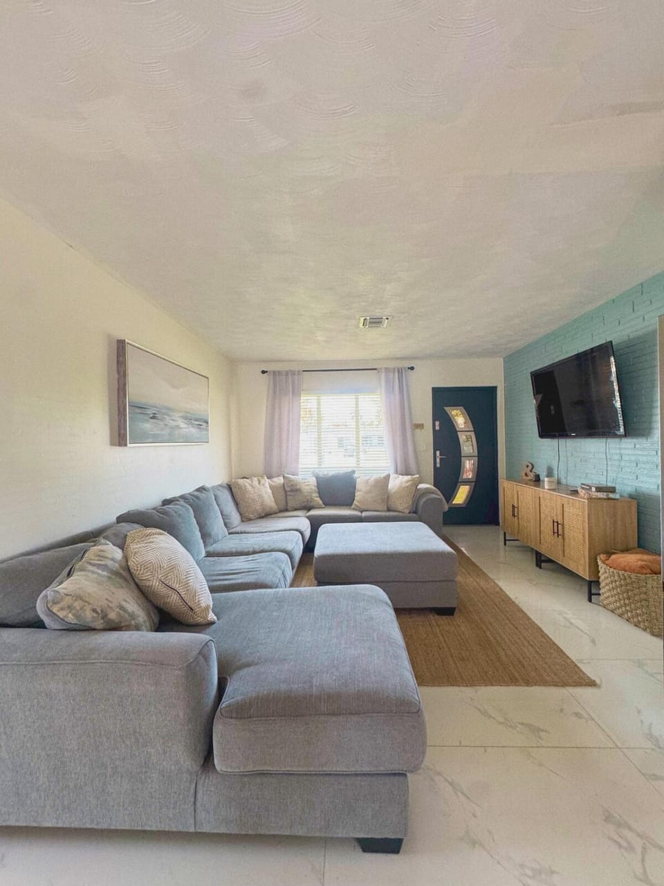Waterfront Oasis with a Pool and Close to the Beach Villa in Hollywood