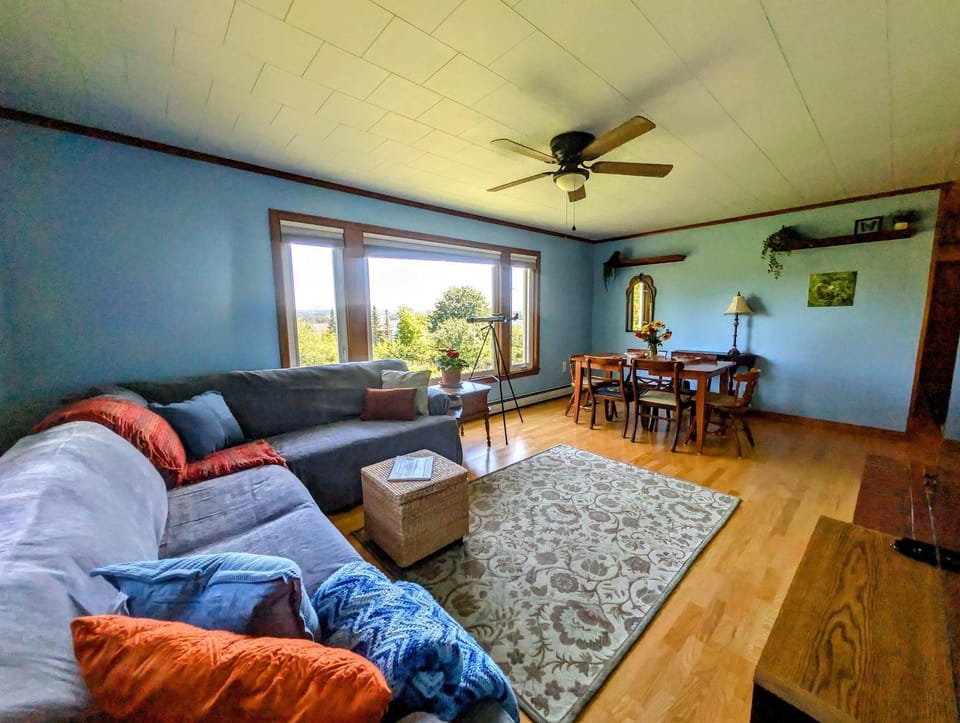 Marlboro Ocean Family House 1 dog ok 2 minutes to beach House in Lamoine