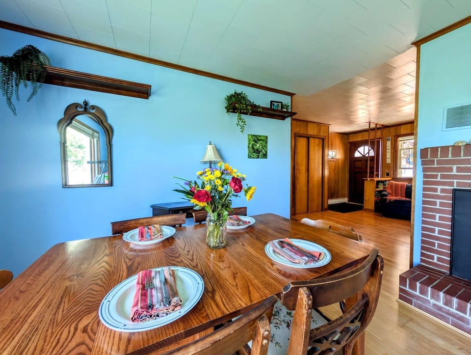Marlboro Ocean Family House 1 dog ok 2 minutes to beach House in Lamoine